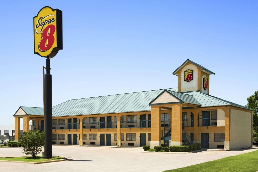 Super 8 by Wyndham Grand Prairie Southwest Main image 1